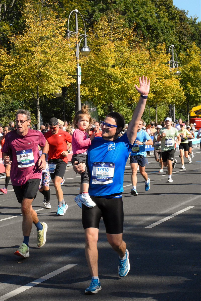 Ali__Sepehri's tweet photo. نزدیک خط پایان

#برلین #ماراتن #ماراتن_برلین
#berlin #marathon #bmwmarathon https://t.co/kE2GytIpWe