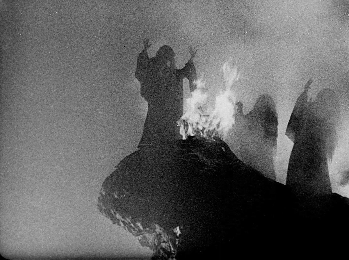 HauntedMovies's tweet photo. Macbeth (1948) dir. Orson Welles https://t.co/q79vw9b555