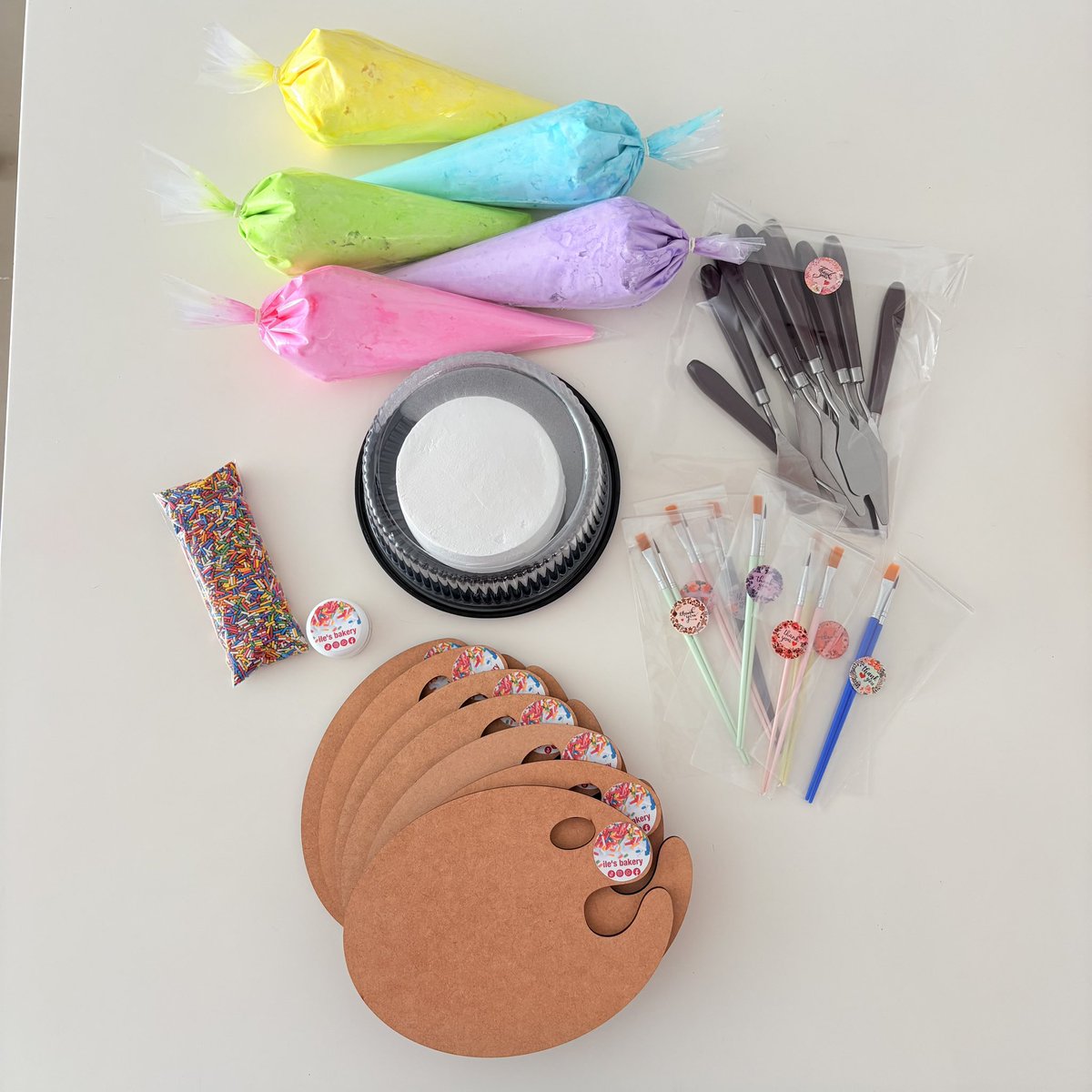 IlesBakery's tweet photo. Kit de mini cakes para decorar y crear tu propia obra de arte 🖼️🎂 #ilesbakery 💖 https://t.co/aJ3Kg7rBR1
