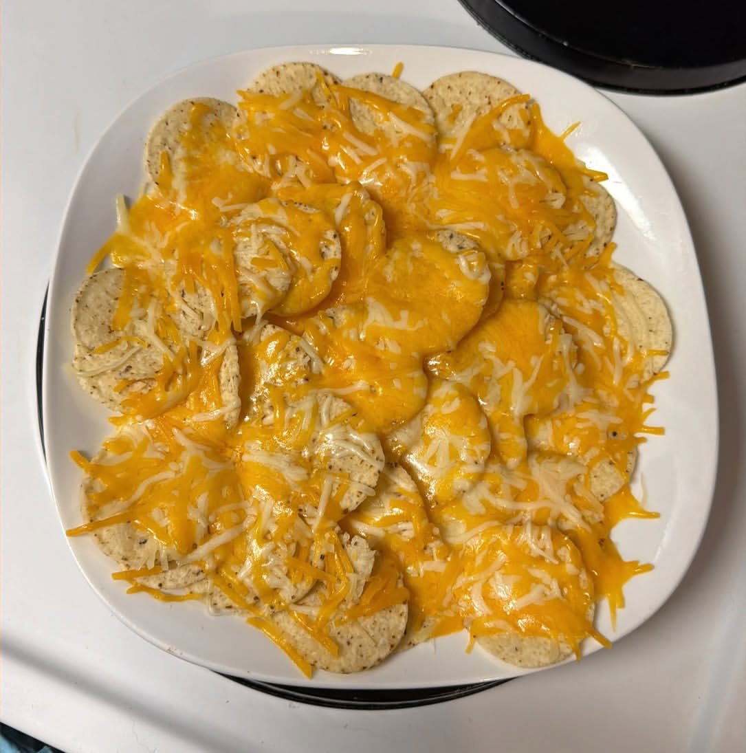 J0hnADouglas's tweet photo. Big Mex doesn’t want you to know this but the best nachos can be made at home without their involvement https://t.co/MyEojhYaWd