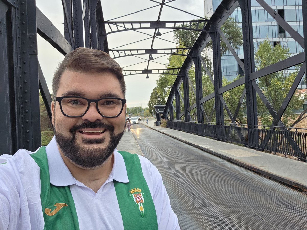 Ismael17Morell's tweet photo. El fútbol te da y te quita puntos, pero visitar Valladolid siempre te regala señorío, respeto y una afición de diez. A mí cuarta vez irá la vencida... pero el verdadero triunfo siempre es volver a veros. ¡Nos vemos el año que viene!
#OnTourValladolid 🤝⚽️🤍💚💜 https://t.co/djLbz2QTx3