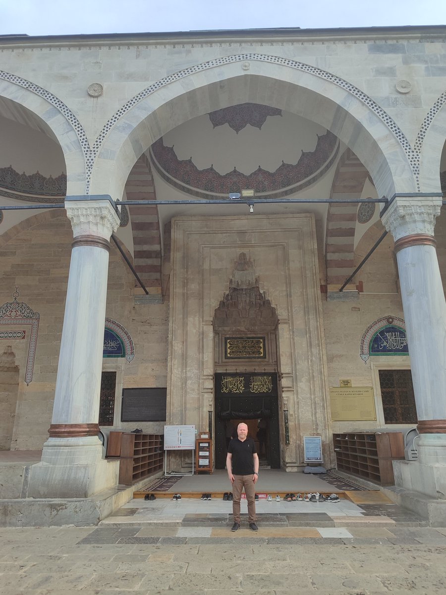_MehmetBalaban's tweet photo. Bu belleğin mimari alandaki en görkemli mührü ise şüphesiz Sultan II. Bayezid Külliyesi. Erken dönemden Klasik Osmanlı mimarisine geçişin en duru örneklerinden birini barındıran bu abidevi eser; taşın, suyun ve şehircilik anlayışının o kusursuz uyumunu yansıtıyor. + https://t.co/LgTJg8qbB9