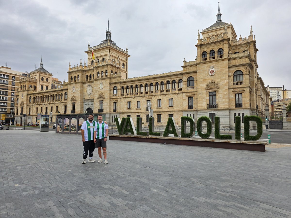 Ismael17Morell's tweet photo. El fútbol te da y te quita puntos, pero visitar Valladolid siempre te regala señorío, respeto y una afición de diez. A mí cuarta vez irá la vencida... pero el verdadero triunfo siempre es volver a veros. ¡Nos vemos el año que viene!
#OnTourValladolid 🤝⚽️🤍💚💜 https://t.co/djLbz2QTx3