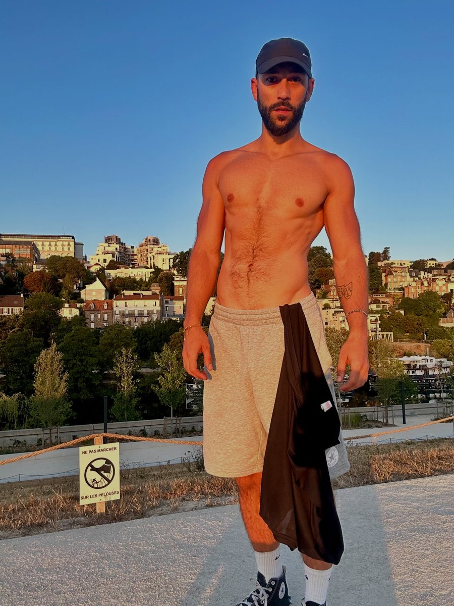 skylartaylorlez's tweet photo. My life taking off my T-shirt https://t.co/nY6iy9NtbD