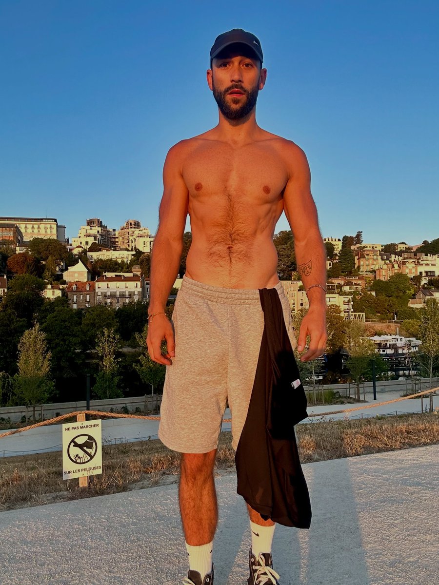 skylartaylorlez's tweet photo. My life taking off my T-shirt https://t.co/nY6iy9NtbD