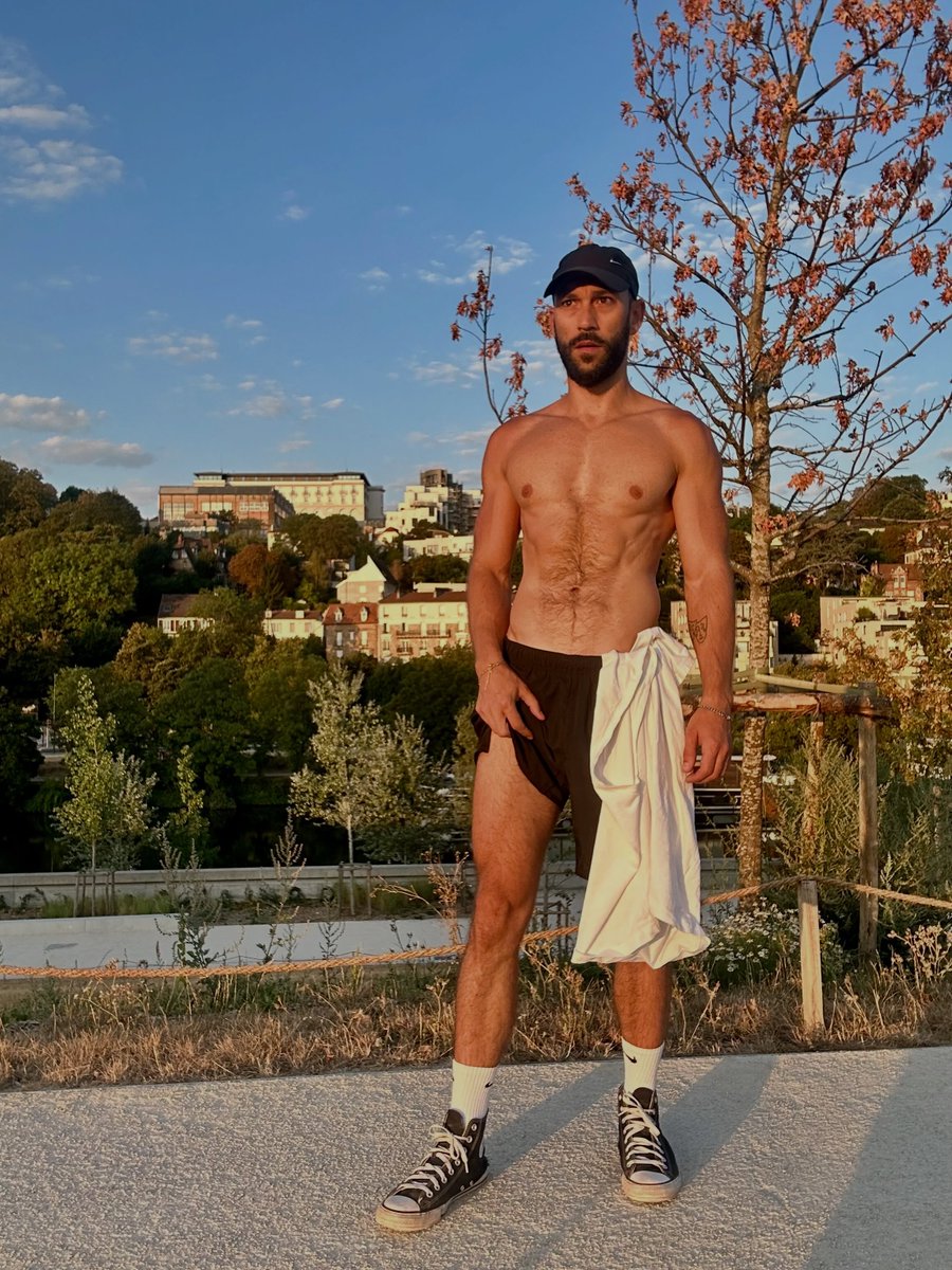 skylartaylorlez's tweet photo. My life taking off my T-shirt https://t.co/nY6iy9NtbD