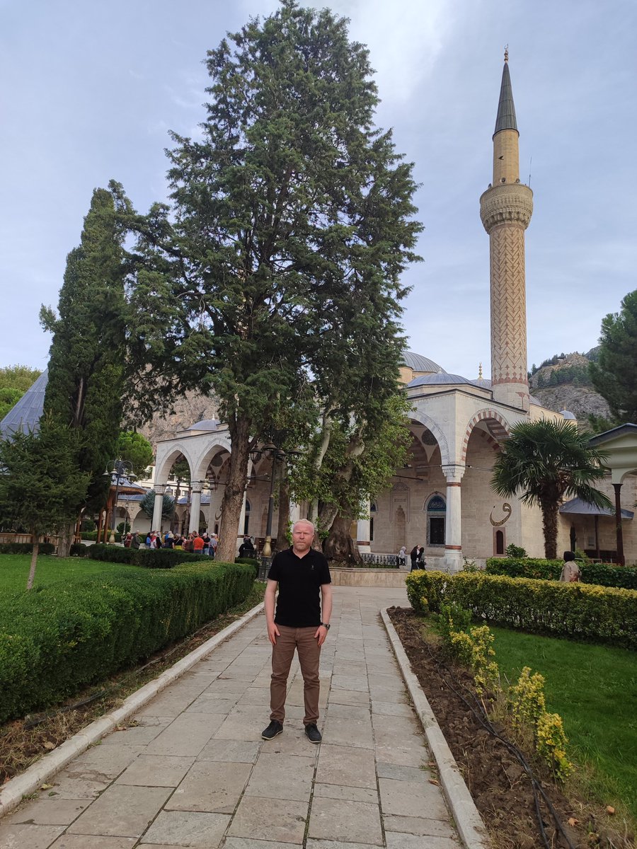 _MehmetBalaban's tweet photo. Bu belleğin mimari alandaki en görkemli mührü ise şüphesiz Sultan II. Bayezid Külliyesi. Erken dönemden Klasik Osmanlı mimarisine geçişin en duru örneklerinden birini barındıran bu abidevi eser; taşın, suyun ve şehircilik anlayışının o kusursuz uyumunu yansıtıyor. + https://t.co/LgTJg8qbB9