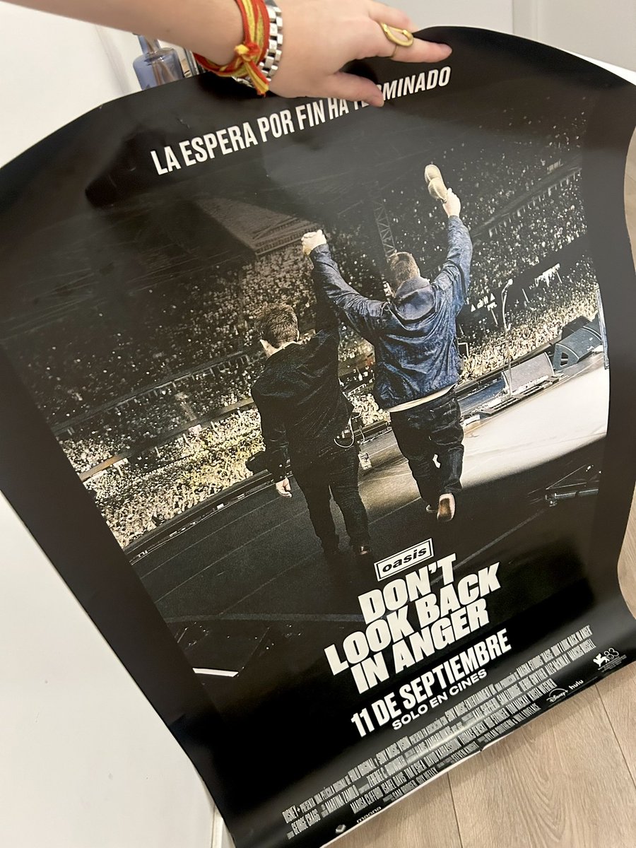 martaa_oteo's tweet photo. consigo entradas de oasis y el mismo día me llaman del cine para recoger el cartel oficial del documental que les había encargado antes de que se estrenase. Se lo voy a regalar a mi padre para que lo cuelgue al lado de su tocadiscos!!! Un día lleno de emociones 🥹🥹 https://t.co/YmIN75LUMa