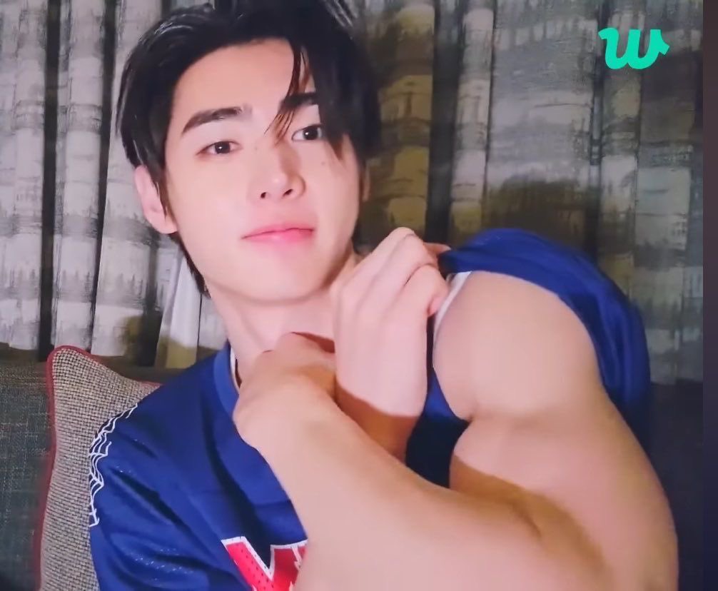 hoooniepudding's tweet photo. hoon bicep appreciation 🤍 https://t.co/HqErnGqqww