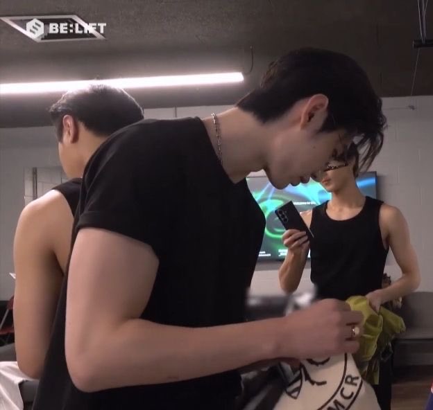 hoooniepudding's tweet photo. hoon bicep appreciation 🤍 https://t.co/HqErnGqqww