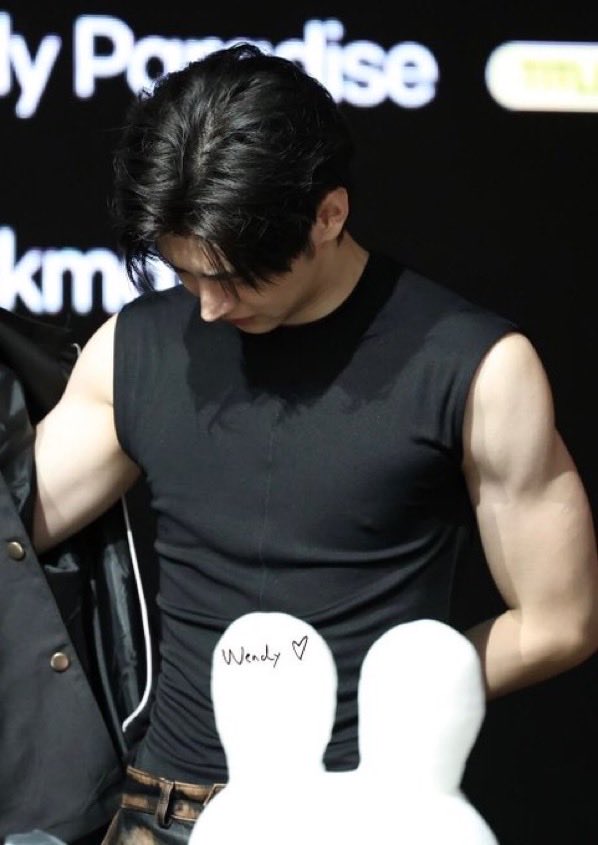hoooniepudding's tweet photo. hoon bicep appreciation 🤍 https://t.co/HqErnGqqww