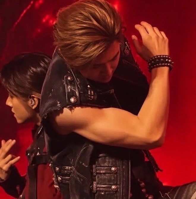 hoooniepudding's tweet photo. hoon bicep appreciation 🤍 https://t.co/HqErnGqqww