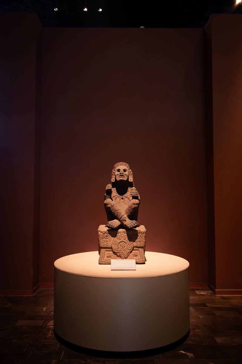 INAHmx's tweet photo. Según un relato texcocano, Xochipilli fue engendrado por la pareja formada por Piltzintecuhtli, dios solar, y Xochiquetzal, diosa de la tierra.
El mito narra el origen del maíz y las flores, cuyo nacimiento se vincula con la unión del calor del Sol y la fertilidad de la tierra. https://t.co/9BFQfurO0i