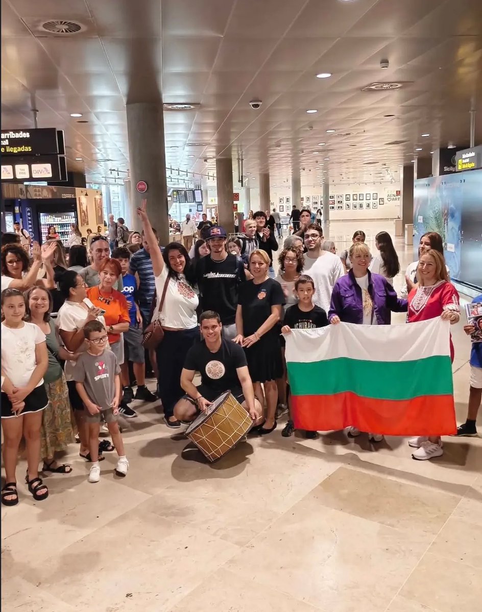 flurofour's tweet photo. some of the bulgarians living in valencia have gathered together at the airport to welcome nikola after the race in baku oh my god this is so cute😭❤️‍🩹❤️‍🩹 https://t.co/oRw8BFxNX1