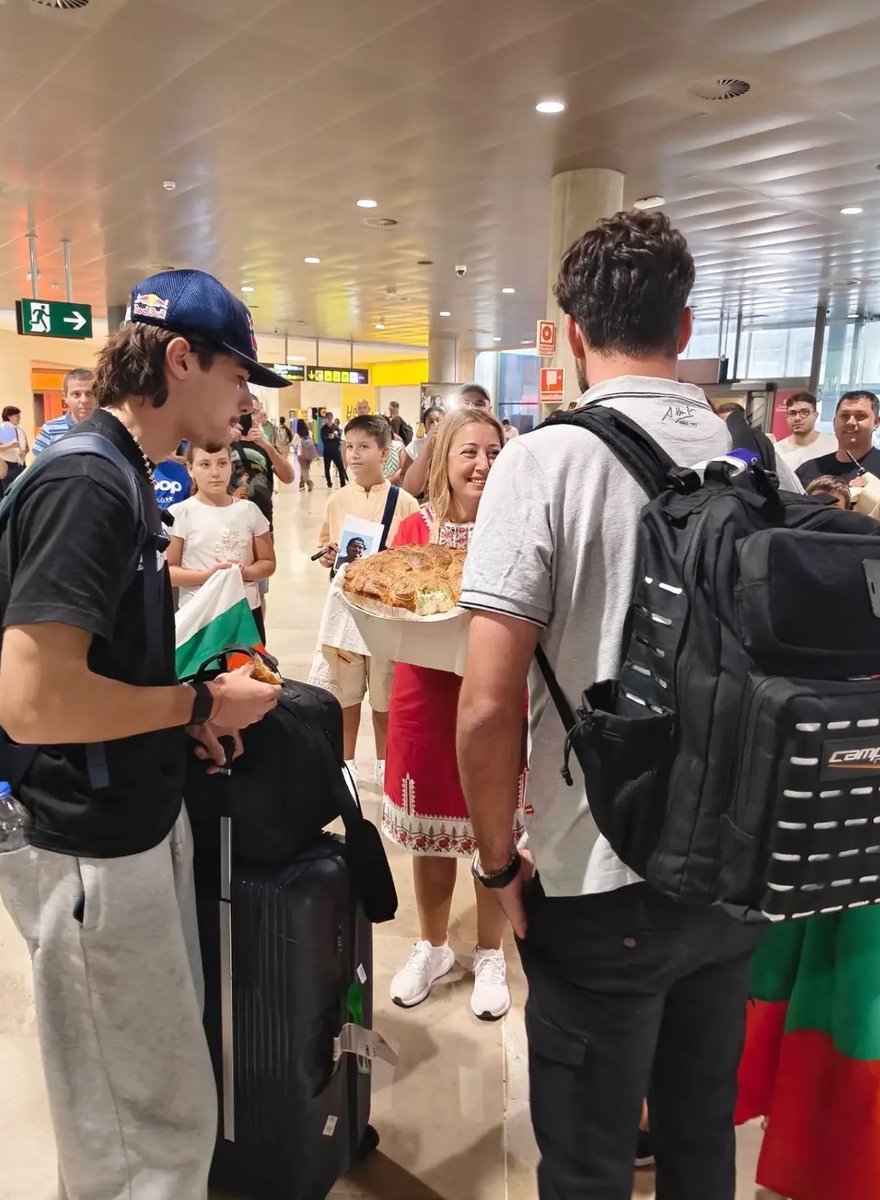 flurofour's tweet photo. some of the bulgarians living in valencia have gathered together at the airport to welcome nikola after the race in baku oh my god this is so cute😭❤️‍🩹❤️‍🩹 https://t.co/oRw8BFxNX1