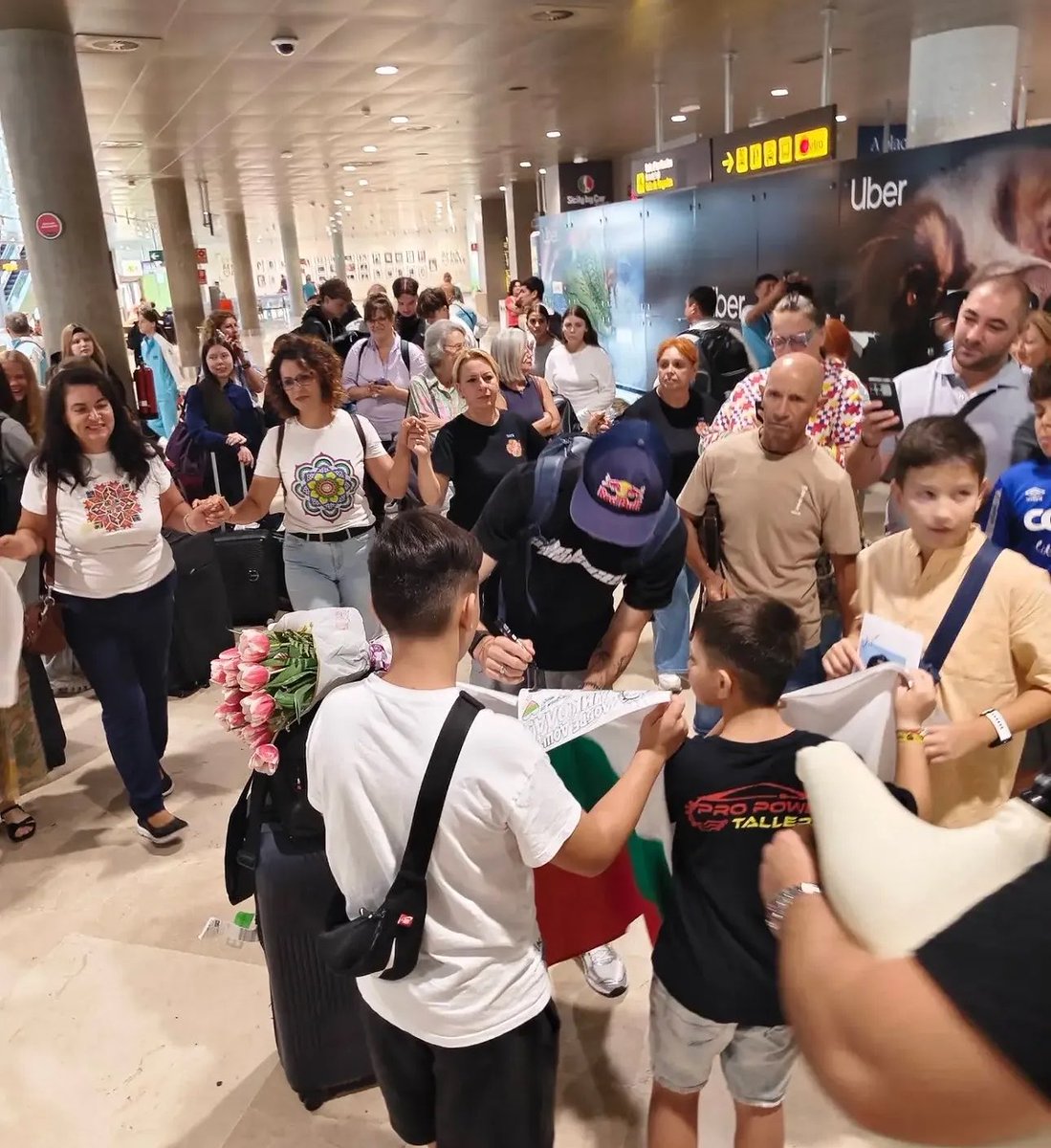 flurofour's tweet photo. some of the bulgarians living in valencia have gathered together at the airport to welcome nikola after the race in baku oh my god this is so cute😭❤️‍🩹❤️‍🩹 https://t.co/oRw8BFxNX1