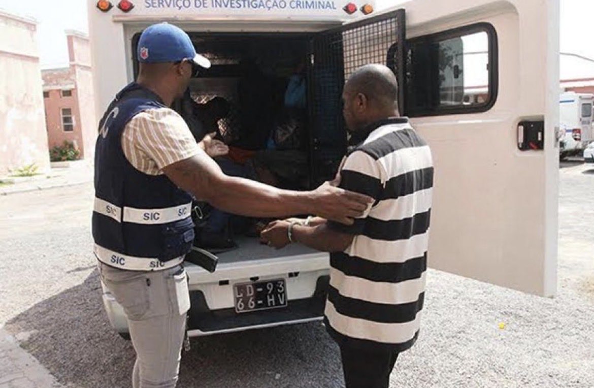 Antniopuv's tweet photo. Esta notícia chamou muita atenção em Luanda: o SIC anunciou a detenção de um homem apontado como principal suspeito de coordenar o assalto que terminou na morte de Laurindo Vieira.
#Luanda #SIC #Angola https://t.co/MEKIo56sWr