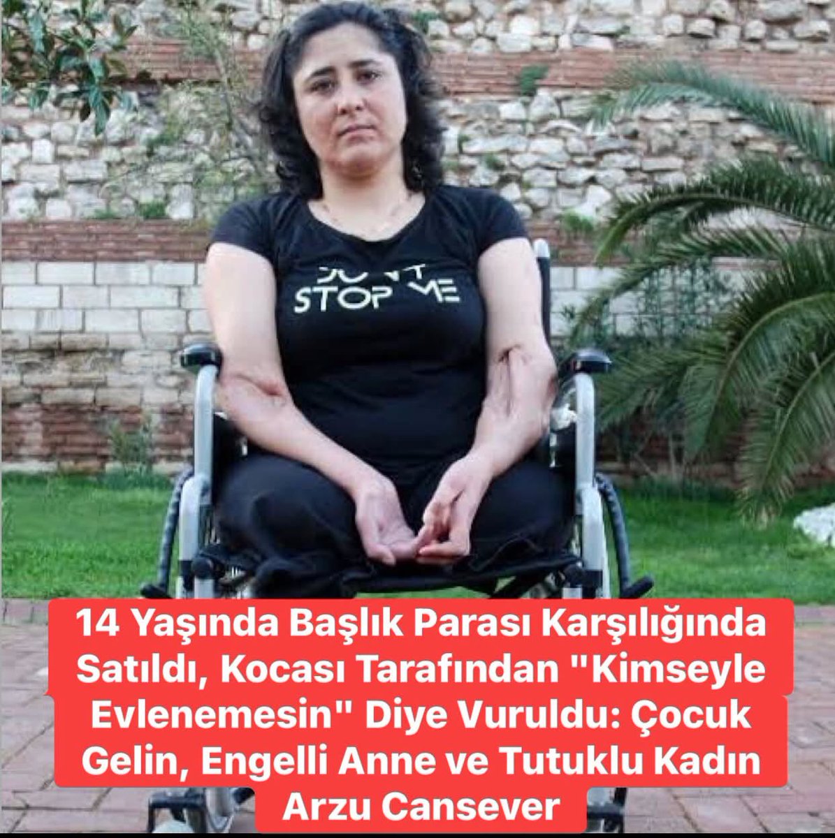 TOPRAK_2_'s tweet photo. Arzu Cansever 14 yaşında ailesi tarafından (başlık parası karşılığında) kendisinden yaşça büyük Ahmet Boztaş ile zorla evlendirildi. Evlilik boyunca şiddet, aldatma ve baskı gördü. 15 yaşında ilk çocuğunu doğurdu (toplam 5-6 çocuğu oldu). Eşinin üzerine kuma (ikinci eş) getirmesini kabul etmeyip boşanmak istedi.

Boşanma talebi üzerine eşi “Kimseyle evlenemesin” diyerek pompalı tüfekle el ve bacaklarından vurdu. İki bacağı kesildi, kolları neredeyse tamamen işlevsiz kaldı ve %98-99 engelli oldu.

Eski eşi 20 yıl hapis cezası aldı ama 2023’teki infaz indirimiyle 2024’te serbest kaldı. Hâlâ tehdit ettiği söyleniyor.

Arzu boşandı, eğitimini tamamladı (ortaokul-lise + Adalet Meslek Yüksekokulu), hukuk bürosunda çalıştı, kendi küçük işini (tütün ürünleri satışı) kurdu. Çocuklarını büyüttü, yurttan 2 çocuk daha yanına aldı.

2023’te kaçak tütün getirmeye çalışırken yakalandı, 4 yıl 4 ay 15 gün hapis cezası aldı.

2025 yazında cezaevine girdi. Evde infaz talebi, hastanenin “cezaevinde tek başına yaşayabilir” raporuyla reddedildi.

Şu an : Sincan Kadın Kapalı Cezaevi’nde tutuklu. Ağır engelli olmasına rağmen cezaevinde kalmaya devam ediyor; hasta tutsaklar için tahliye talepleri sürüyor. Eski eşi ise dışarıda serbest.