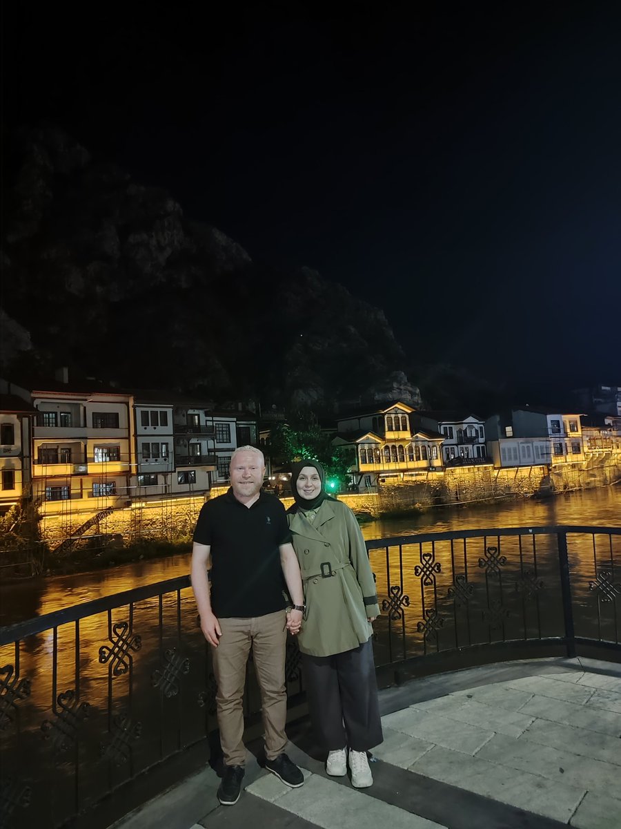 _MehmetBalaban's tweet photo. Tarihi mekânlar kapılarını kapatıp şehre akşam çöktüğünde ise Amasya büründüğü zarafetle bambaşka bir kimliğe kavuşuyor. Yeşilırmak’ın ışıklar altındaki silüetine eşlik eden gece sükûneti, asırlar boyu bu topraklarda mayalanan o ağırbaşlı ruhu özetliyor. https://t.co/H17hV0ZIf4