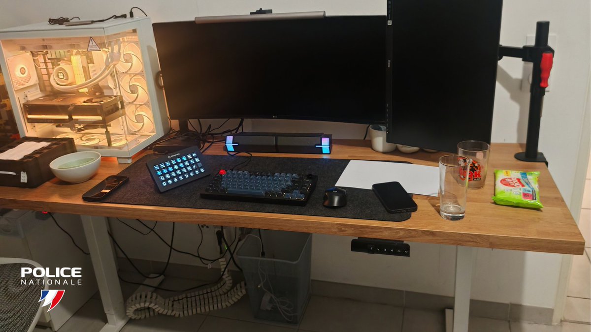 PoliceNationale's tweet photo. 🖥️ Le 22 septembre, sous l’autorité du parquet de Marseille, les enquêteurs du groupe Cyber du siège de l'Office de lutte contre le trafic illicite de migrants (OLTIM), assistés de l'antenne de Marseille, ont interpellé l’administrateur d’une plateforme proposant à la vente de nombreux faux documents d’identité.

💳 Identifié au terme de plusieurs mois d’enquête, le mis en cause proposait des faux documents français, physiques ou dématérialisés, contre paiement exclusivement en cryptomonnaies. Les documents étaient ensuite expédiés par voie postale.

🪪 La perquisition de son domicile a permis de mettre au jour une véritable officine de fabrication de faux documents et de saisir du matériel de faussaire, ainsi que plusieurs documents falsifiés.

Le mis en cause a été déféré et condamné à 18 mois d’emprisonnement et 30 000 € d’amende