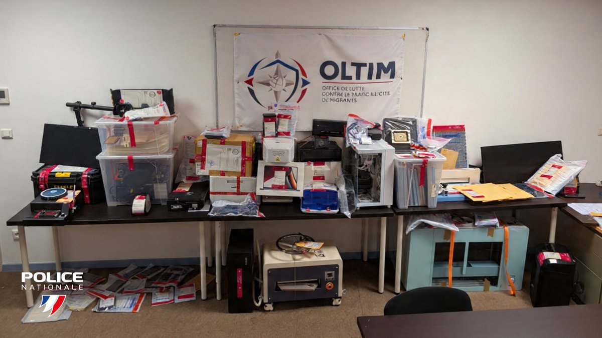 PoliceNationale's tweet photo. 🖥️ Le 22 septembre, sous l’autorité du parquet de Marseille, les enquêteurs du groupe Cyber du siège de l'Office de lutte contre le trafic illicite de migrants (OLTIM), assistés de l'antenne de Marseille, ont interpellé l’administrateur d’une plateforme proposant à la vente de nombreux faux documents d’identité.

💳 Identifié au terme de plusieurs mois d’enquête, le mis en cause proposait des faux documents français, physiques ou dématérialisés, contre paiement exclusivement en cryptomonnaies. Les documents étaient ensuite expédiés par voie postale.

🪪 La perquisition de son domicile a permis de mettre au jour une véritable officine de fabrication de faux documents et de saisir du matériel de faussaire, ainsi que plusieurs documents falsifiés.

Le mis en cause a été déféré et condamné à 18 mois d’emprisonnement et 30 000 € d’amende