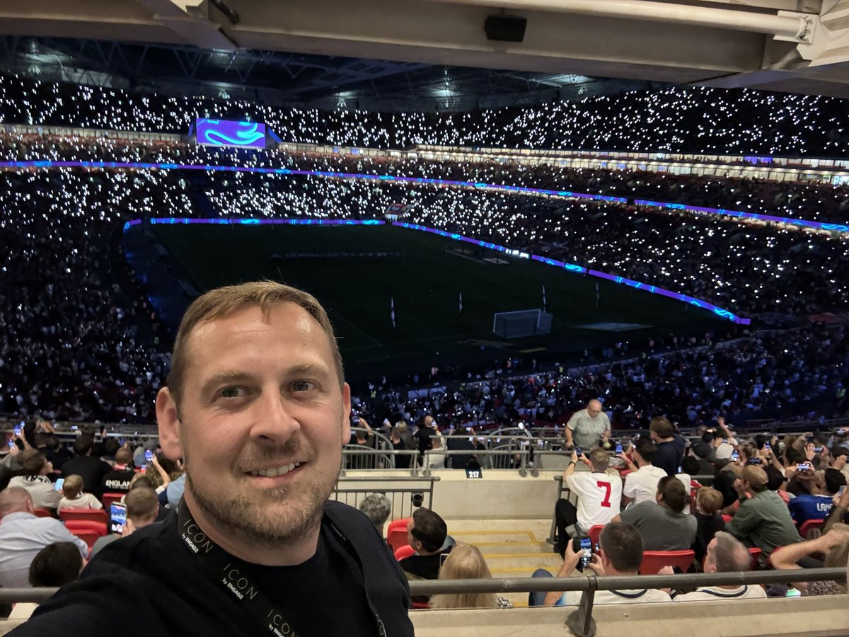 PeteCarfrae's tweet photo. Super night seeing @England go toe to toe with Spain - growing up, we were not close to this level. Work to do but we are getting close - also great to get to chat with @TheDeanAshton - easy to forget how good he was, how young he had to retire &amp; what could have been! https://t.co/4K5PwA2Stz