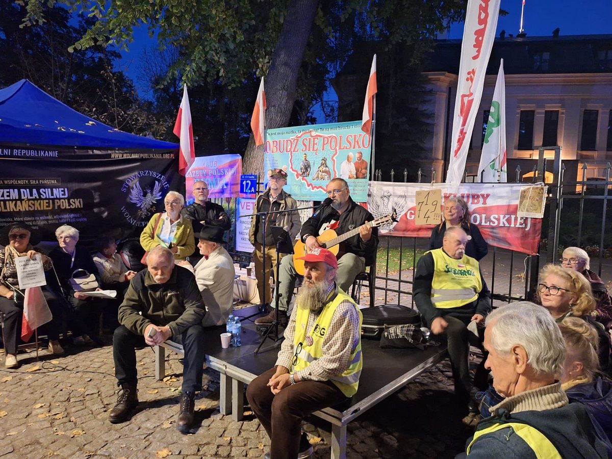KlubyGP's tweet photo. Kolejny wieczór w miasteczku przed Trybunałem Konstytucyjnym 🇵🇱 Kluby „Gazety Polskiej” na miejscu 💪

🤝 Wesprzyj #KlubyGP 👉 https://t.co/dPMALeIGN2
✉️ Dołącz do nas: klubygp@gazetapolska.pl https://t.co/TlDo364L4E