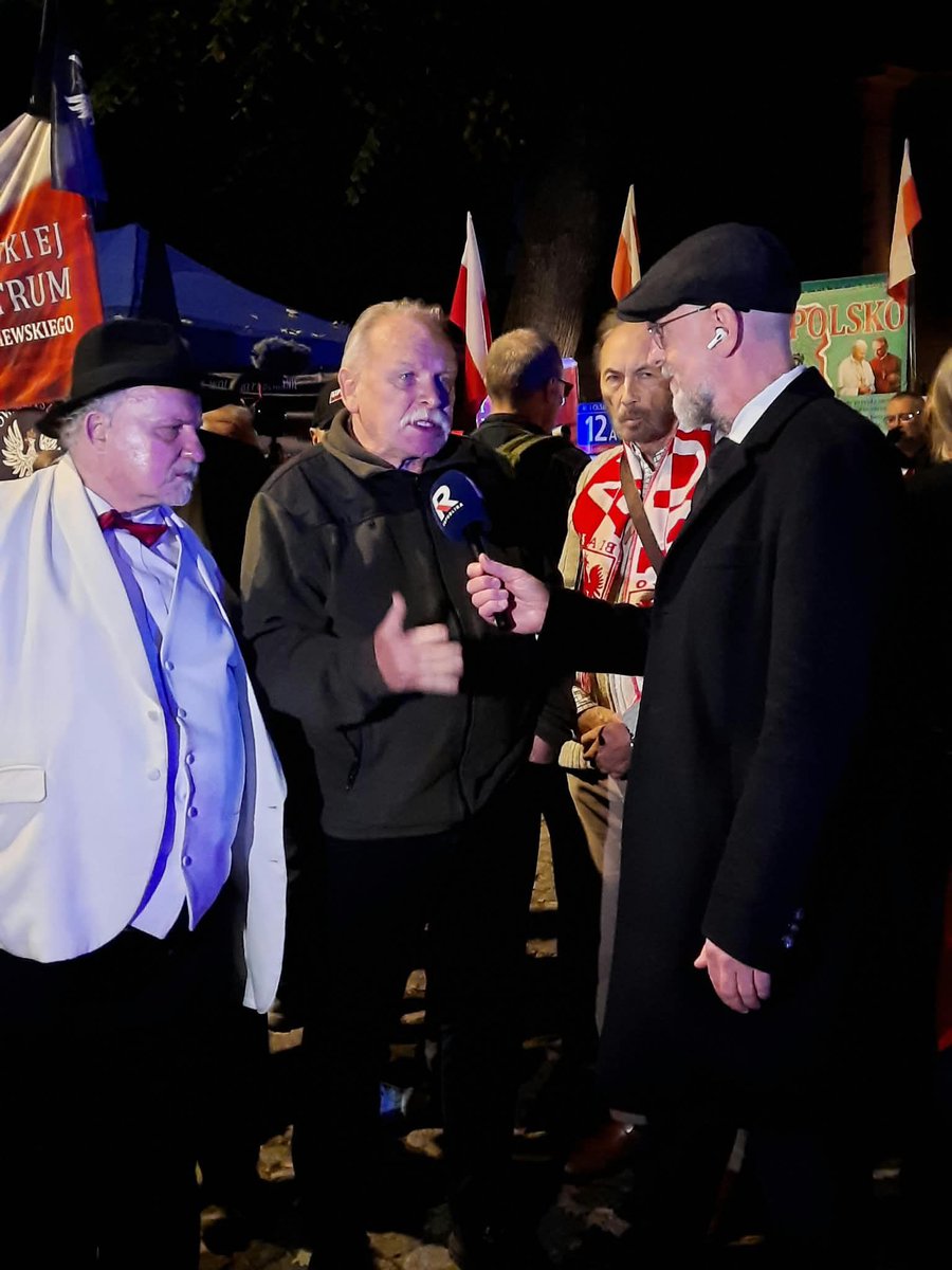 KlubyGP's tweet photo. Kolejny wieczór w miasteczku przed Trybunałem Konstytucyjnym 🇵🇱 Kluby „Gazety Polskiej” na miejscu 💪

🤝 Wesprzyj #KlubyGP 👉 https://t.co/dPMALeIGN2
✉️ Dołącz do nas: klubygp@gazetapolska.pl https://t.co/TlDo364L4E