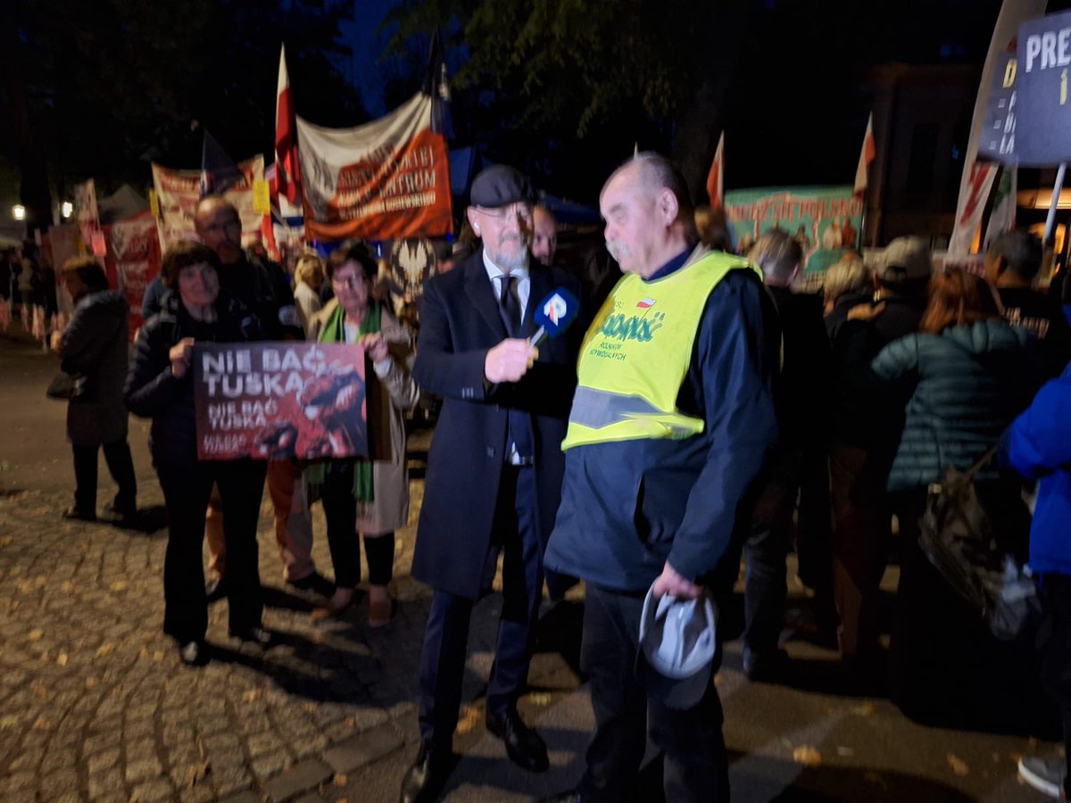 KlubyGP's tweet photo. Kolejny wieczór w miasteczku przed Trybunałem Konstytucyjnym 🇵🇱 Kluby „Gazety Polskiej” na miejscu 💪

🤝 Wesprzyj #KlubyGP 👉 https://t.co/dPMALeIGN2
✉️ Dołącz do nas: klubygp@gazetapolska.pl https://t.co/TlDo364L4E