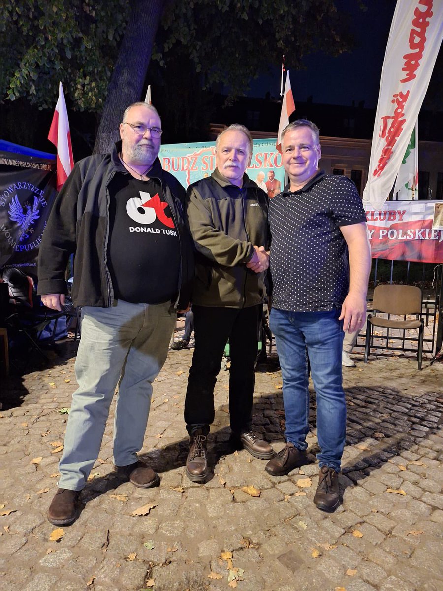 KlubyGP's tweet photo. Kolejny wieczór w miasteczku przed Trybunałem Konstytucyjnym 🇵🇱 Kluby „Gazety Polskiej” na miejscu 💪

🤝 Wesprzyj #KlubyGP 👉 https://t.co/dPMALeIGN2
✉️ Dołącz do nas: klubygp@gazetapolska.pl https://t.co/TlDo364L4E