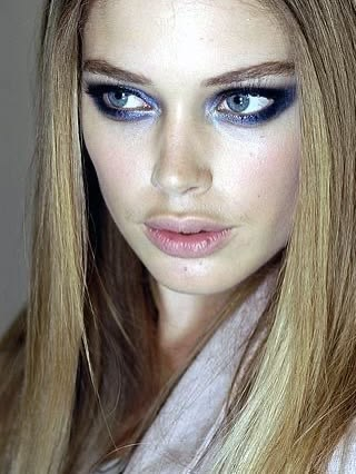 canceringsun's tweet photo. doutzen kroes for versace fall 2006 https://t.co/saSxYHHXTw