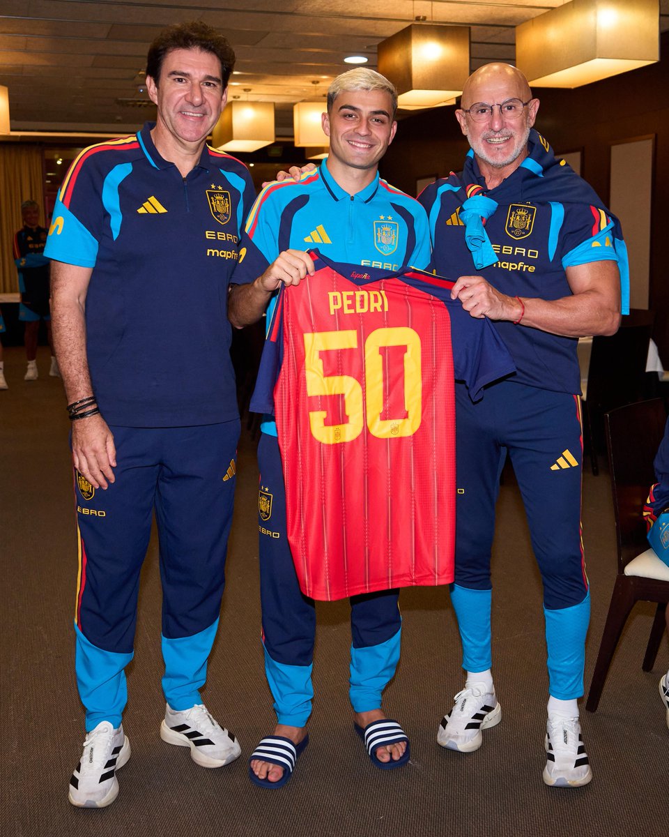 SEFutbol's tweet photo. Uno no cumple 50 partidos con la @SEFutbol todos los días, ¿verdad, @Pedri?

Guarda bien esa camiseta hasta que la cambies por la de los 100 😉.

#VamosEspaña | #NationsLeague https://t.co/jadmy7o4FM