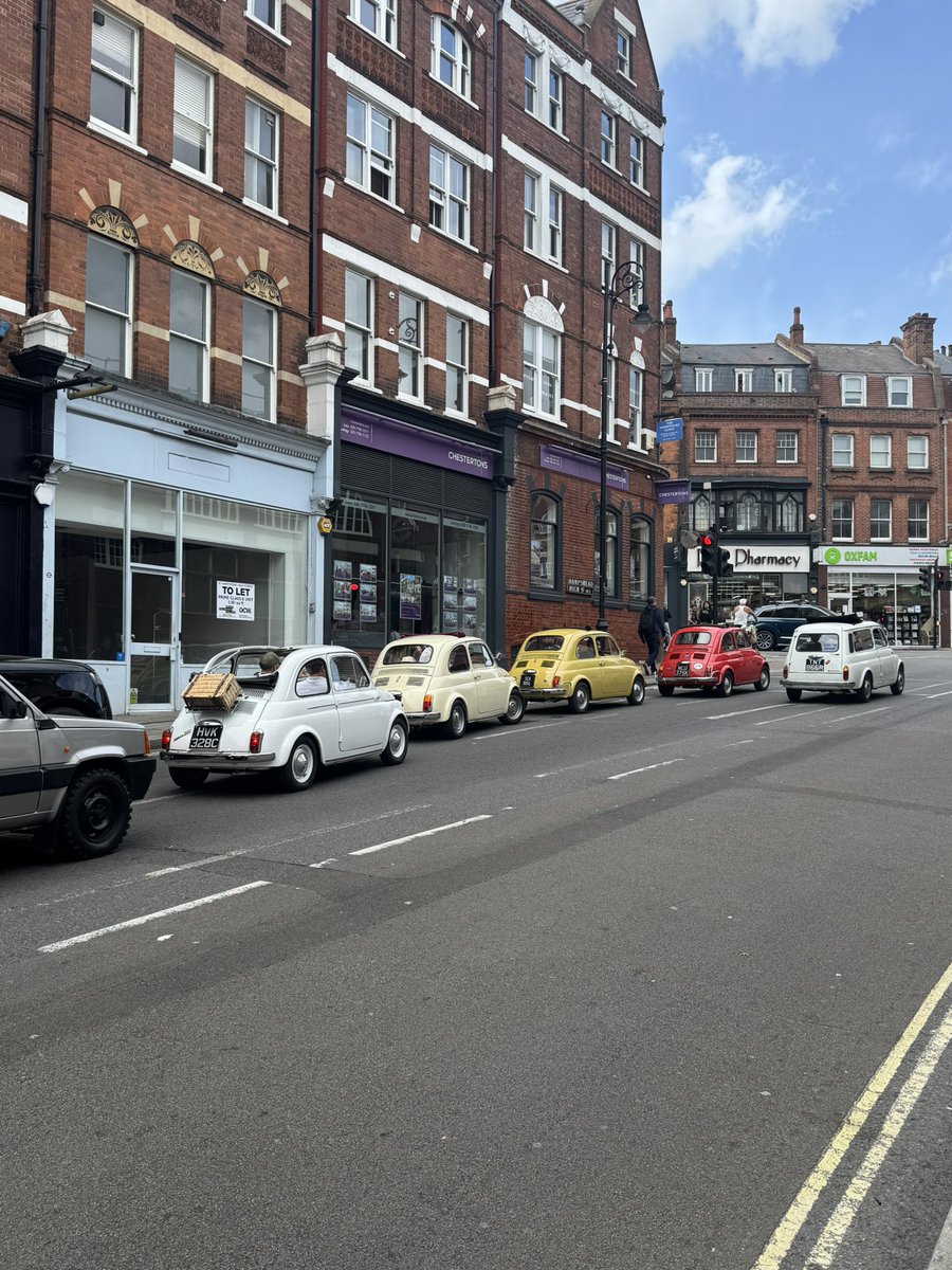 HampsteadHighSt's tweet photo. Fiat 500 parade today on Hampstead High Street

#Fiat500 #Fiat #parade #cars #hampstead #london https://t.co/koN1PsfEVN