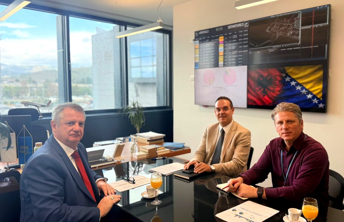 dinoselimovic's tweet photo. Imao sam zadovoljstvo ugostiti novoimenovanog ambasadora Republike Albanije 🇦🇱 u 🇧🇦 Bosni i Hercegovini, Nj.E. Spira Koçija.

Kao sa njegovom prethodnicom, Anitom Shaqiri, razgovarali smo o uspostavljanju direktne aviolinije #Sarajevo-#Tirana, na kojoj naš #aerodrom već duže vrijeme aktivno radi u saradnji s kolegama iz Tirana International Airport.

Dosadašnje zajedničke analize, kontakti s aviokompanijama i procjene tržišnog potencijala predstavljaju kvalitetnu osnovu za nastavak ove inicijative. Direktna avioveza između Sarajeva i Tirane predstavlja priliku za snažniji razvoj turizma, poslovnih odnosa, investicija i regionalne saradnje, ali i za dodatno povezivanje građana naše dvije prijateljske zemlje.

Zahvaljujem ambasadoru Koçiju na posjeti, razgovoru i spremnosti da zajednički nastavimo raditi na realizaciji ove inicijative. Sastanku kojeg smo 22. septembra održali na Međunarodnom aerodromu Sarajevo, prisustvovao je i moj kolega Sead Čampara, zadužen za oblast avijacije i razvoj novih aviolinija.

Nastavljamo povezivati Sarajevo i Bosnu i Hercegovinu sa svijetom!

Više destinacija znači više prilika, za sve.