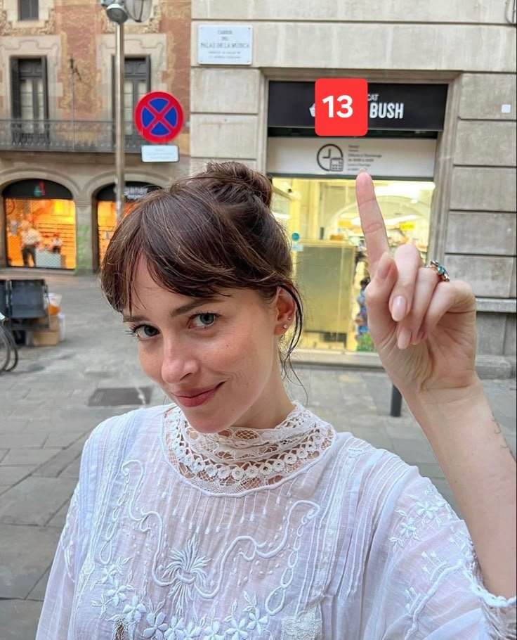 DakQueenDMJ's tweet photo. Próximo domingo duplo evento: Eleições e aniversário da pessoa que fala qualquer besteira e viraliza. 
#lula13 #dakotaJohnson https://t.co/4IYt6taIYH