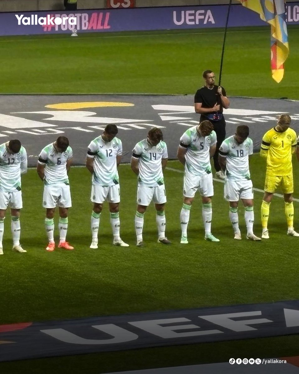 Yallakoranow's tweet photo. لقطة تاريخية 🇮🇪

لاعبو منتخب أيرلندا يخفضون رؤوسهم اعتراضًا على نشيد ❌ قبل المباراة، ورفضوا مصافحتهم

كما ارتدى لاعبو أيرلندا شارات سوداء تكريمًا لأرواح شهـ ـداء غـ ـزة 🙏 https://t.co/0SmSSRrBZN