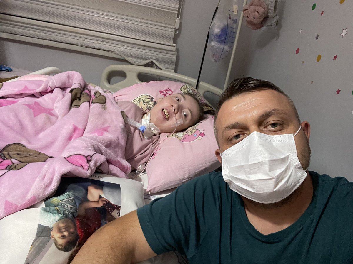 Yusuf8akbal1's tweet photo. İnsan hayatı boyunca hiçbir zaman tam olarak
İstediği gibi yaşayamaz.Hayat insana her zaman birazını verir.Gerisini hayal ettirir. Ben baba olarak çok hayal kurdum ama maalesef kurduğum hayallerim bile yarım kaldı. 

Bir gün iyileşiyor gibi hissediyorum, ertesi gün yeniden karanlığa düşüyorum; sonu olmayan bir döngü gibi ne heyecan ne de heves, ne uyku düzeni ne de eski benden eser kaldı. Şikayetçimiyim hayır asla tekrar aynı hayata gelsem seçenek sunsalar tekrar kızımla bu mücadelemi seçerdim. Sadece onun güldüğünde herşeyimi unutturduğu için.

Benim maddi gücüm yok onunla sınanıyorum
Evladım hasta onunla sınanıyorum
Malım mülküm yok onunla sınanıyorum
İşim yok onunla sınanıyorum 
Hayatta sınanabilecek herşeyle sınanıyorum

Rabbim sizlerin sınavını kolay eylesin 
Evladınız varsa odasına maskesiz girmenizi 
Onunla elele tutuşup koşmanızı oyunlar oynamanızı sağlıklı huzurlu büyümesini anne baba diye seslendiğinde ona sevgiyle bakmanızı nasip etsin. 

Benim sınavım çok ağır dostlar buraya yazıyorum ama yazarken gerçekliğini hissedince daha çok ağlıyorum. Ben evladım için cebimde ki son kuruşuma kadar kazanamadığımız büyük bir miktar olan sizlerinde desteği olanı harcayıp yetememek çok ağır geliyor. Sizlerden destek istemek çok ağır geliyor. Rabbim kimseyi başkasına muhtaç edecek duruma düşürmesin. Amin 

İnşallah bizimde elimizden tutan olduğu sürece kızım için mücadelemize devam edeceğiz. Nasip hepinize selamlar saygılar Allah’ıma emanet olun