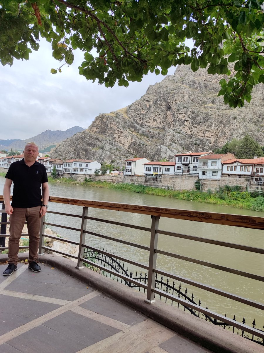 _MehmetBalaban's tweet photo. Yeşilırmak’ın Kıyısında Bir Sancak Şehri: Amasya ... 
​Şehre ruhunu veren Yeşilırmak boyunca uzanan Şehzadeler Yolu, yalnızca bir güzergâh değil; Osmanlı'nın taht varislerinin yetiştiği bir baht, talih yolu. + https://t.co/9xDDeBdB1r