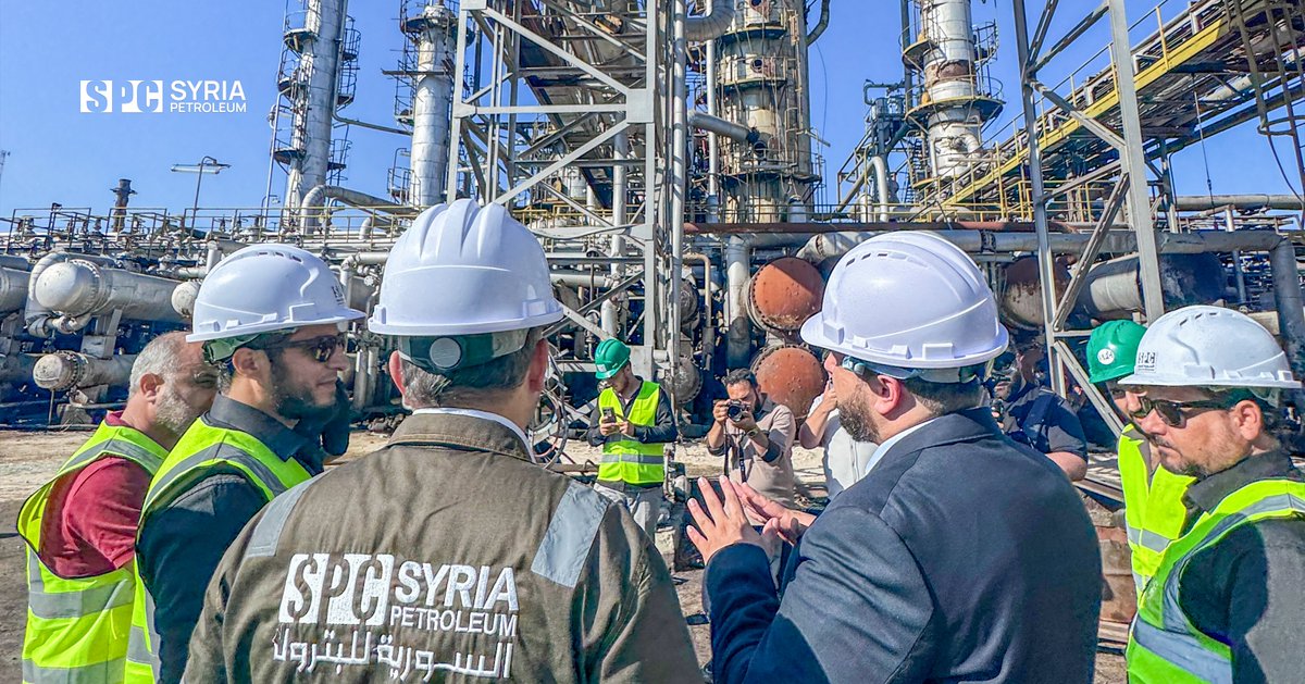 SPC_syr's tweet photo. الرئيس التنفيذي للشركة السورية للبترول المهندس يوسف قبلاوي يتفقد مصفاة حمص ويطلع على سير العمل وأعمال التأهيل والصيانة في وحداتها الإنتاجية والفنية.

وأشاد بجهود الكوادر مؤكداً أهمية تعزيز التنسيق لاستعادة جاهزية المنشآت واستمرارية الإنتاج. https://t.co/94H0hRAH9D