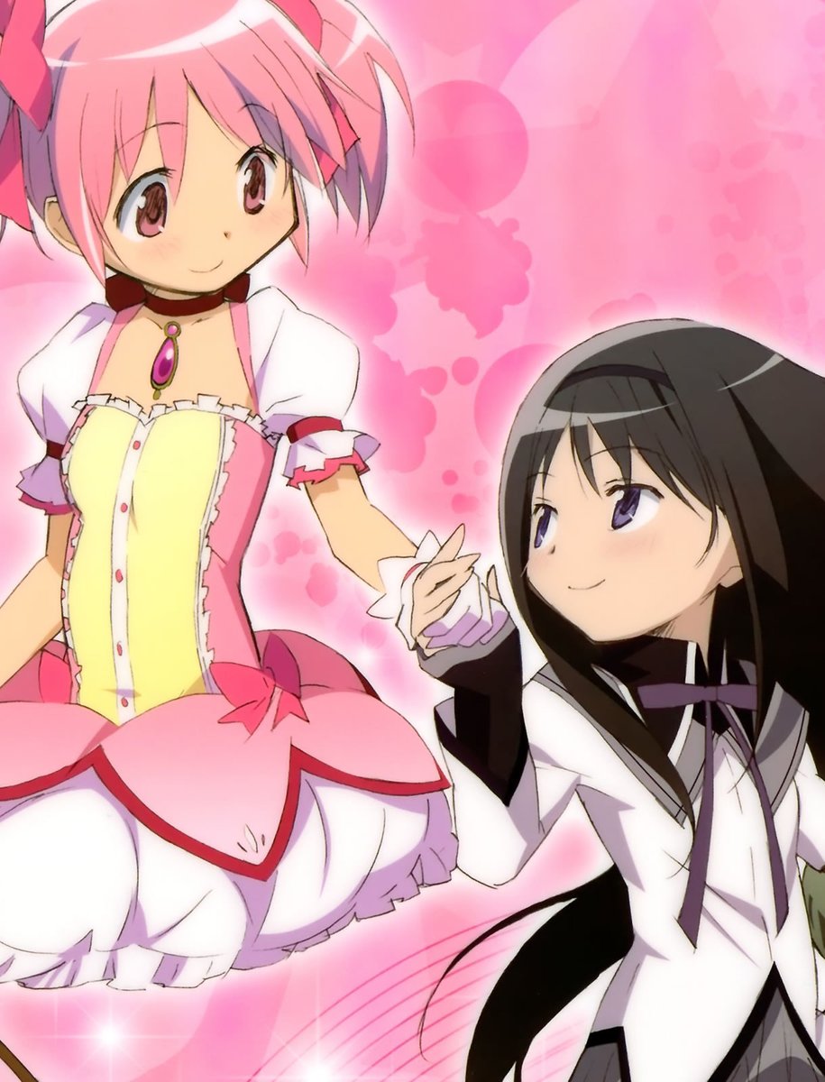 SomosKudasai's tweet photo. El equipo de "Madoka Magica" reveló el tenso proceso creativo detrás de su nueva película, exponiendo cómo el guion sufrió drásticos cambios durante los trece años que tardó en llegar a los cines.

El escritor Gen Urobuchi confesó que el director pidió alterar el final de su borrador original. La actriz Eri Kitamura confirmó los contratiempos al revelar que grabaron sus voces sobre bocetos en blanco debido a los retrasos: "Pensé honestamente que se retrasaría hasta 2027". Pese a todo, la cinta logró estrenarse y superar los catorce millones de dólares, batiendo el récord de su precuela.

El colectivo Magica Quartet opera mediante una constante fricción creativa entre el tono oscuro de Urobuchi y el dinamismo visual del director Shinbo. Ese choque de ideas, aunque caótico en producción, es el sello distintivo de Shaft.