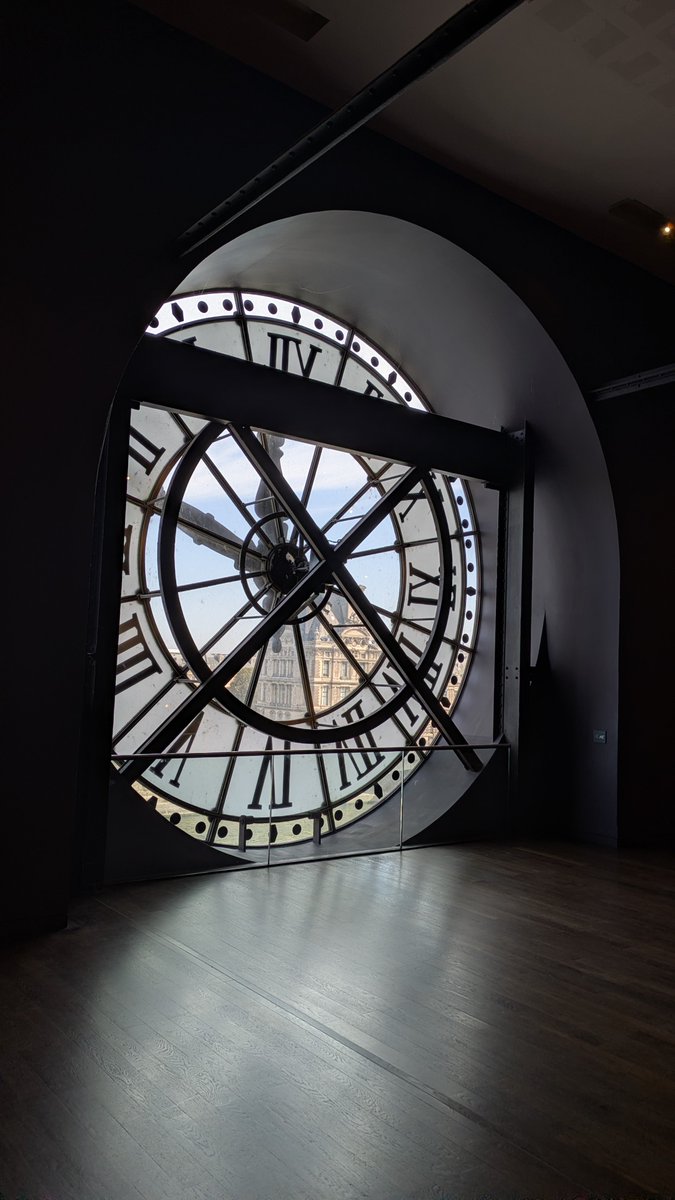 Xavier_Lluis's tweet photo. No tinc cap prova gràfica, @LateHumans, però dos turistes han pagat la Carte Blanche anual del Museu Orsay aquest matí, la qual permet accedir 30' abans de l'obertura general, per accedir ràpidament a fer-se fotos al rellotge des de l'interior. https://t.co/mwZWKFAF6P