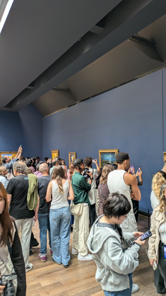 Xavier_Lluis's tweet photo. No tinc cap prova gràfica, @LateHumans, però dos turistes han pagat la Carte Blanche anual del Museu Orsay aquest matí, la qual permet accedir 30' abans de l'obertura general, per accedir ràpidament a fer-se fotos al rellotge des de l'interior. https://t.co/mwZWKFAF6P