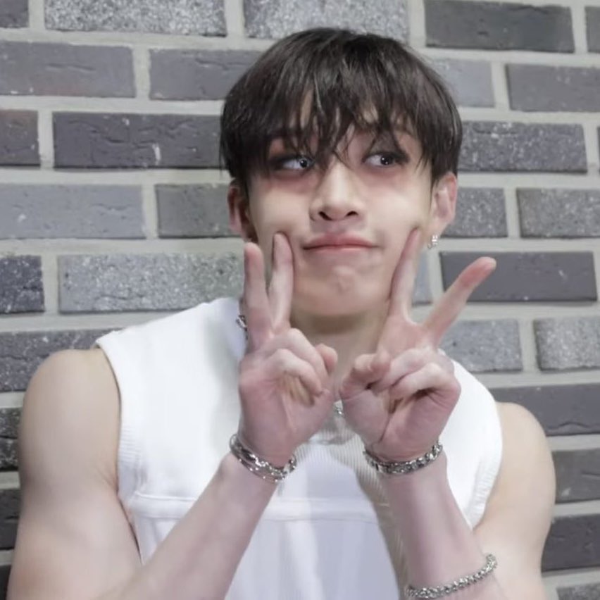 CHANBAHNGLOOKS's tweet photo. https://t.co/p8FJRGB4FK