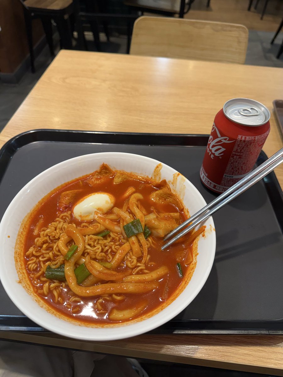 BlakeLiu07's tweet photo. 凌晨四点在首尔街头找了家小馆儿，真是神仙韩面，巨你妈好吃😭 https://t.co/vxRI7bRKMT