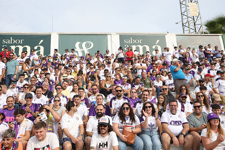 ElSoldAntequera's tweet photo. 🟢⚪️📰 #Antequera #Fútbol ⚽️ #PrimeraRFEF
👉 Los aficionados del Real Jaén llenaron restaurantes, calles y parte del graderío de El Maulí. Más de un millar de seguidores.
⤵️ Toda la crónica: https://t.co/jTwyqz6xMH https://t.co/AvrYYdVmwS