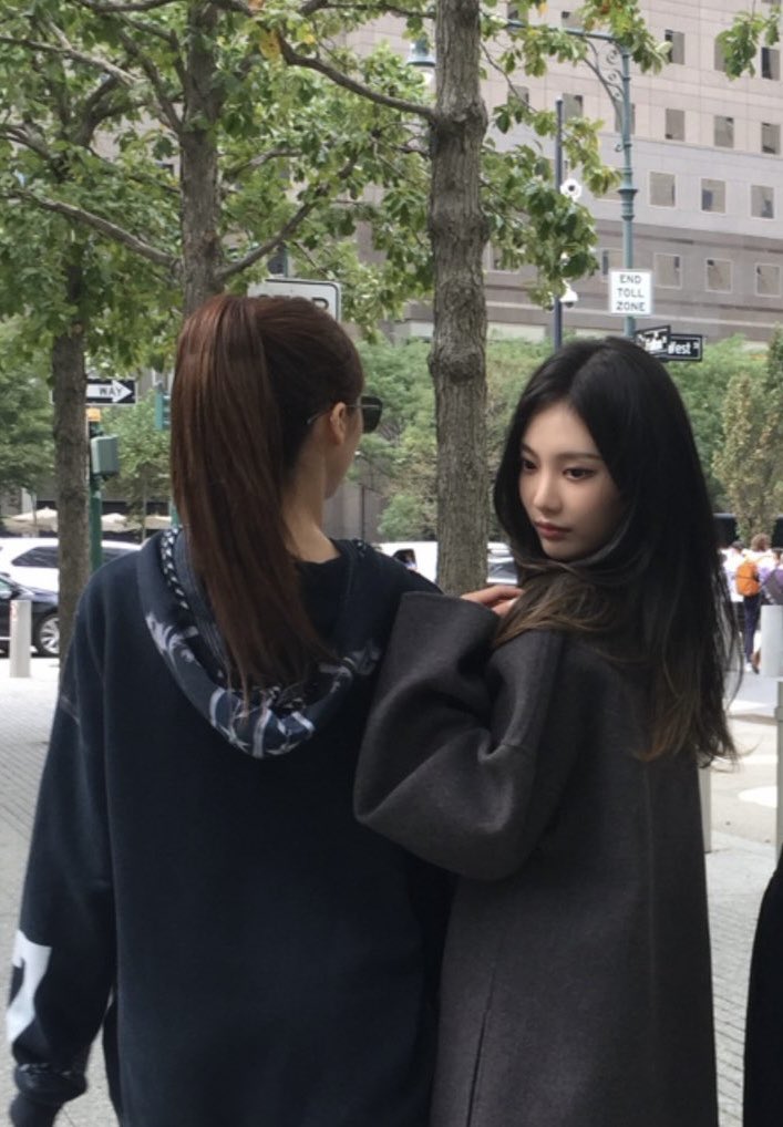 paraglideee's tweet photo. it’s giving that paparazzi shot of loli rosalia were spotted walking through the streets of nyc https://t.co/TMT5p1JeCv