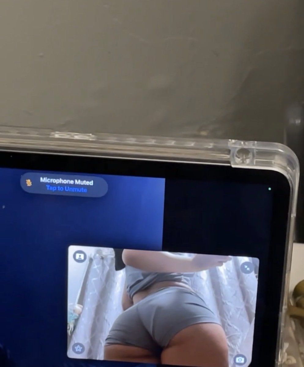 imalwayswet_11's tweet photo. wyd after you see me answer the phone like this😂😘? #sext #sexy #phonecall #petite #petitelightskin #daddy #send https://t.co/6gaSHii2M1