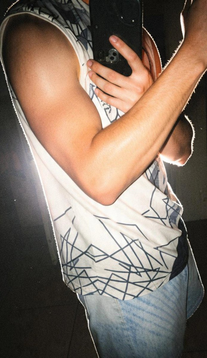 masteratossn's tweet photo. who's need a biceps? #gaybandung https://t.co/YofT347Zuq