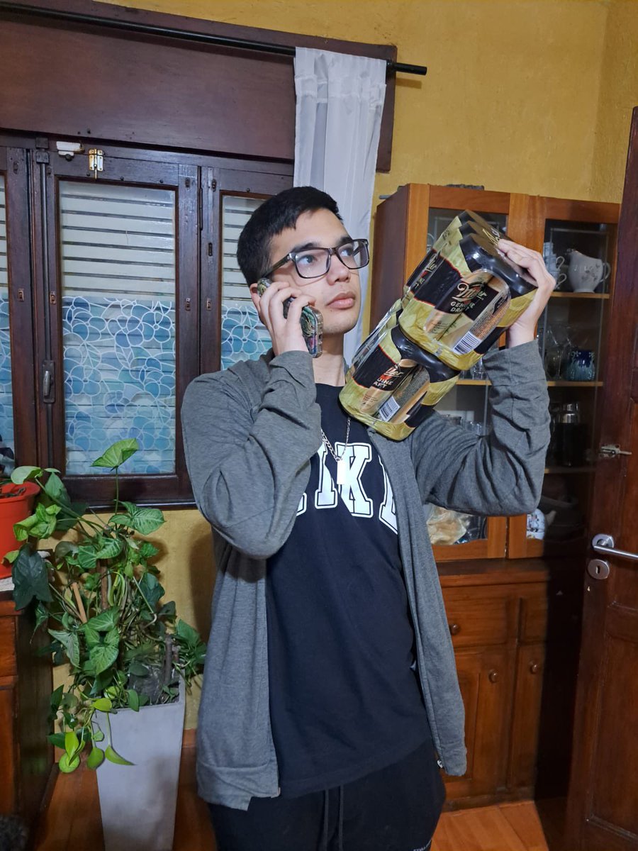 BSV_LNA's tweet photo. El capitán no aguantó y se la tuvo que dar en la pera para festejar https://t.co/OAWBnEIqdT