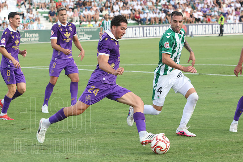 ElSoldAntequera's tweet photo. 🟢⚪️📰 #Antequera #Fútbol ⚽️ #PrimeraRFEF
👉 Los aficionados del Real Jaén llenaron restaurantes, calles y parte del graderío de El Maulí. Más de un millar de seguidores.
⤵️ Toda la crónica: https://t.co/jTwyqz6xMH https://t.co/AvrYYdVmwS